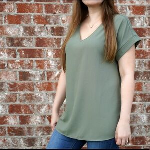NWT - Woven heavy Dobby rolled sleeve v-neck